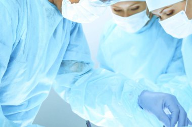 Hastanede bir grup cerrah ameliyat yapıyor. Sağlık hizmeti kavramı