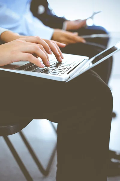 Gruppo di uomini d'affari che lavorano in ufficio, primo piano. Una donna d'affari che lavora con un portatile. Concetti di conferenza o formazione — Foto Stock