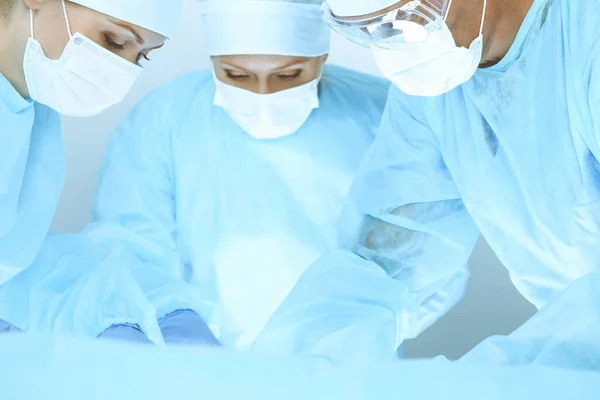 У лікарні працює група хірургів. Концепція охорони здоров'я — стокове фото