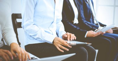 Ofiste çalışan bir grup iş adamı, yakın plan. Bilgisayarla çalışan iş kadını. Konferans veya eğitim kavramları