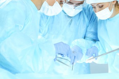 Hastanede bir grup cerrah ameliyat yapıyor. Sağlık hizmeti kavramı