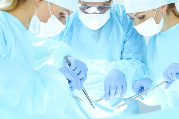 Hastanede bir grup cerrah ameliyat yapıyor. Sağlık hizmeti kavramı — Stok fotoğraf