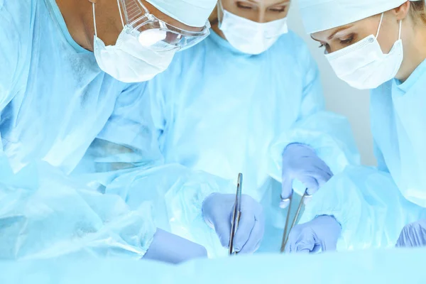 Sekelompok ahli bedah beroperasi di rumah sakit. Konsep layanan kesehatan — Stok Foto