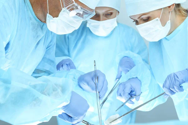 En grupp kirurger opererar på sjukhuset. Hälso- och sjukvård — Stockfoto