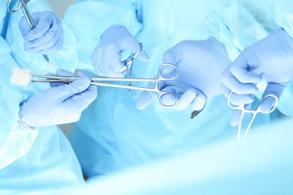 Grupa chirurgów operuje w szpitalu z zamkniętymi rękami. Koncepcja opieki zdrowotnej — Zdjęcie stockowe