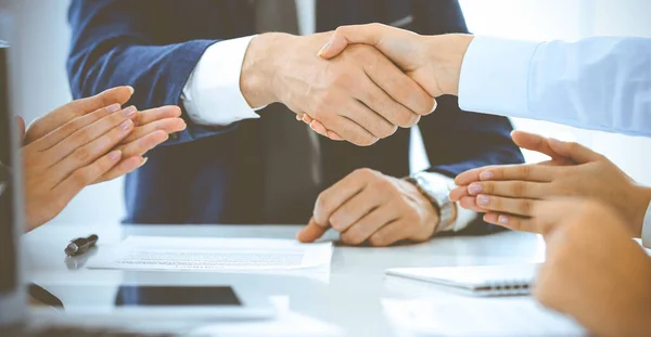 İş adamları ya da avukatlar mavi tonlu ofiste toplantıyı bitirirken el sıkışıyorlar. Müzakere ve tokalaşma kavramlarında başarı — Stok fotoğraf
