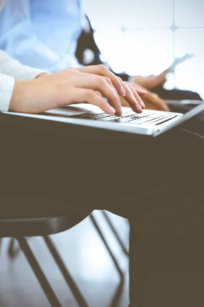 Gruppo di uomini d'affari che lavorano in ufficio, primo piano. Una donna d'affari che lavora con un portatile. Concetti di conferenza o formazione — Foto Stock