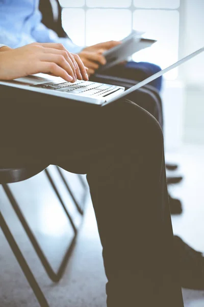 Gruppo di uomini d'affari che lavorano in ufficio, primo piano. Una donna d'affari che lavora con un portatile. Concetti di conferenza o formazione — Foto Stock