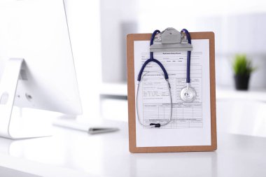 Stetoskop ve ilaç geçmişi olan dosya doktorların çalışma yerinde masanın üstünde. İlaç ve sağlık hizmetleri kavramı