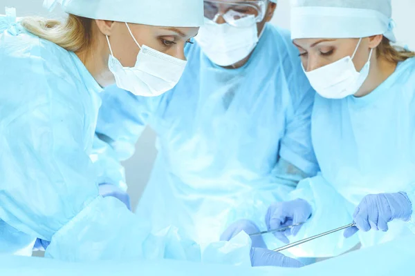 Um grupo de cirurgiões está operando no hospital. Conceito de saúde — Fotografia de Stock