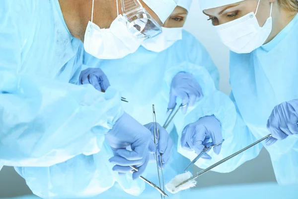 Un grupo de cirujanos está operando en el hospital. Concepto de salud — Foto de Stock