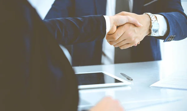 Empresarios o abogados estrechando las manos terminando una reunión en la oficina tonificada azul, de cerca. Éxito en los conceptos de negociación y apretón de manos — Foto de Stock