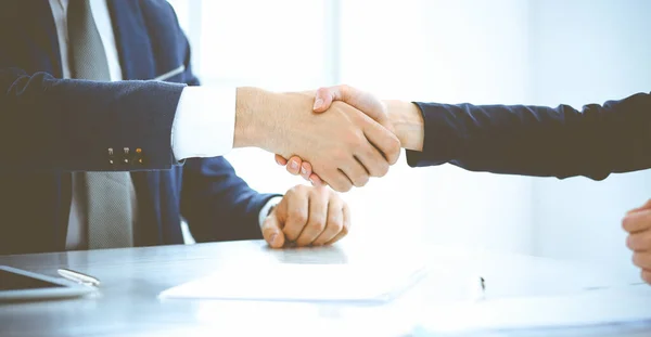 Empresarios o abogados estrechando las manos terminando una reunión en la oficina tonificada azul, de cerca. Éxito en los conceptos de negociación y apretón de manos — Foto de Stock