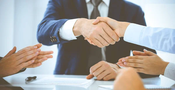 Geschäftsleute oder Rechtsanwälte, die sich die Hände schütteln, am Ende einer Besprechung im blaugetönten Büro, aus nächster Nähe. Verhandlungserfolge und Handschlagkonzepte — Stockfoto