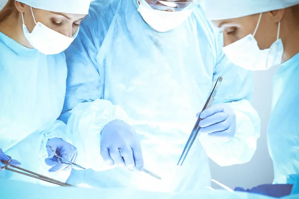 Un grupo de cirujanos está operando en el hospital. Concepto de salud — Foto de Stock