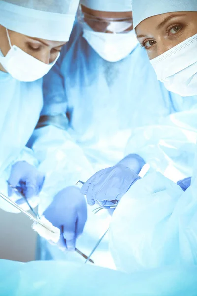 일단 의외 과 의사들 이 병원에서 수술을 하고 있습니다. 건강 관리 개념 — 스톡 사진
