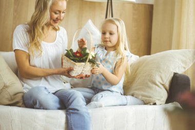 Anneler Günün kutlu olsun. Çocuk kızı annesini tebrik ediyor ve ona kalp çizimiyle kartpostal atıyor. Aile ve çocukluk kavramları