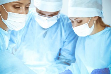 Hastanede bir grup cerrah ameliyat yapıyor. Sağlık hizmeti kavramı