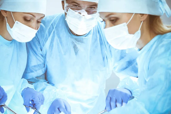Μια ομάδα χειρουργών χειρουργεί στο νοσοκομείο. Έννοια υγειονομικής περίθαλψης — Φωτογραφία Αρχείου