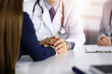 Bilinmeyen erkek-doktor, kadın hastasına güvence veriyor, yakın plan. Mükemmel tıbbi hizmet, Coronavirus salgını sırasında tıpta empati.