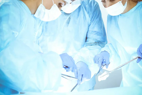 Un groupe de chirurgiens opère à l'hôpital. Concept de soins de santé — Photo