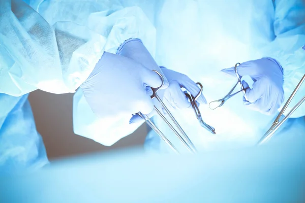 Bir grup cerrah hastanede ameliyat yapıyor, ellerinizi yakın tutun. Sağlık hizmeti kavramı — Stok fotoğraf