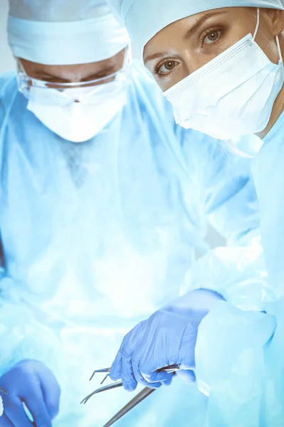 Un grupo de cirujanos está operando en el hospital. Concepto de salud —  Fotos de Stock