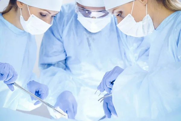 Een groep chirurgen opereert in het ziekenhuis. Gezondheidszorgconcept — Stockfoto