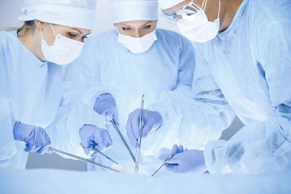 Een groep chirurgen opereert in het ziekenhuis. Gezondheidszorgconcept — Stockfoto
