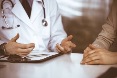 Bilinmeyen erkek doktor ve hasta kadın klinikte otururken bir şey tartışıyorlar. Hastanedeki en iyi sağlık hizmeti, ilaç, salgın durdurma.