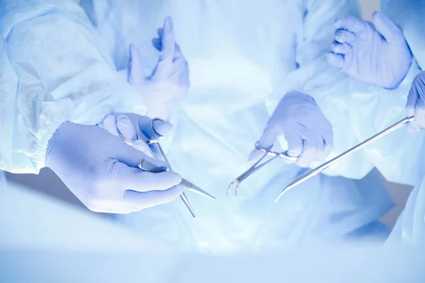 Um grupo de cirurgiões está operando no hospital, perto das mãos. Conceito de saúde — Fotografia de Stock