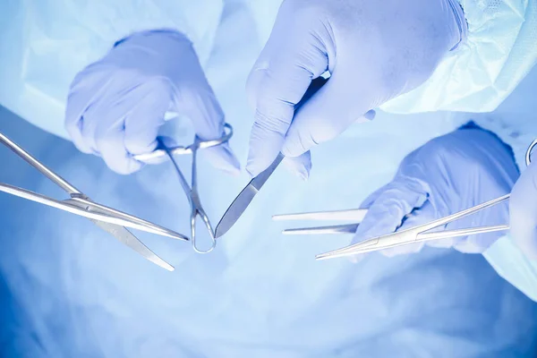 Bir grup cerrah hastanede ameliyat yapıyor, ellerinizi yakın tutun. Sağlık hizmeti kavramı — Stok fotoğraf