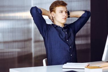 Genç sarışın işadamı ve programcı bilgisayarla sıkı çalıştıktan sonra el sıkışıyorlar. Girişim işi başarıya götürür