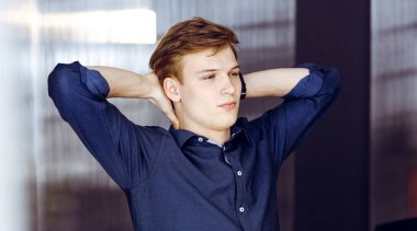 Mutlu sarışın işadamı ve programcı bilgisayarla sıkı çalıştıktan sonra el sıkışıyor. Girişim işi başarıya götürür