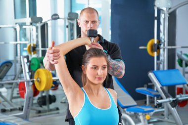 Spor salonunda, Mevsimlik arka plan kişisel antrenör kadınla
