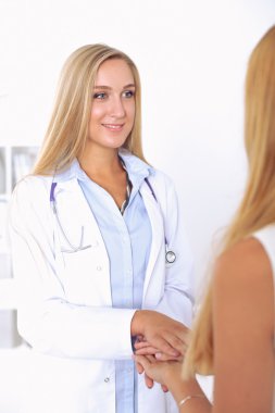 Kendine güvenen Doktor hastaya onunla konuşurken arıyorsunuz