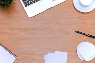 Ofis masaları ile laptop, not defteri. Yukarıdan kopya alanı ile göster