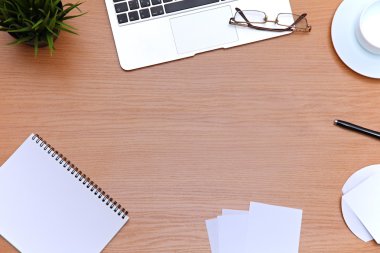Ofis masaları ile laptop, not defteri. Yukarıdan kopya alanı ile göster
