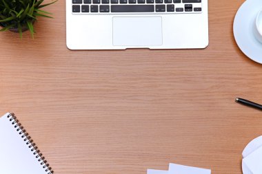 Ofis masaları ile laptop, not defteri. Yukarıdan kopya alanı ile göster