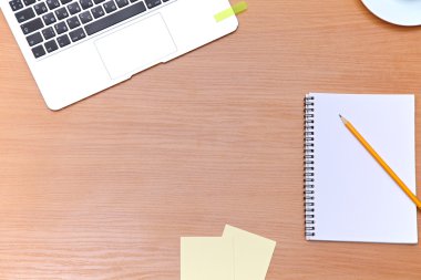 Ofis masaları ile laptop, not defteri. Yukarıdan kopya alanı ile göster