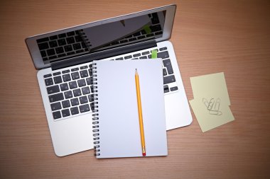 Ofis masaları ile laptop, not defteri. Yukarıdan kopya alanı ile göster