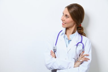 dost gülümseyen genç kadın doktor