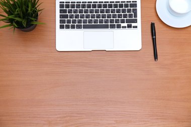 Ofis masaları ile laptop, not defteri. Yukarıdan kopya alanı ile göster