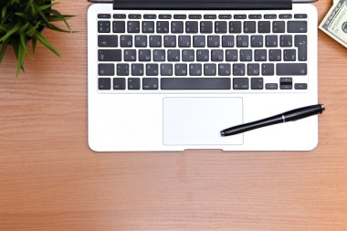 Ofis masaları ile laptop, not defteri. Yukarıdan kopya alanı ile göster