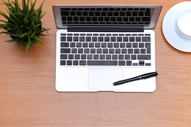 Ofis masaları ile laptop, not defteri. Yukarıdan kopya alanı ile göster