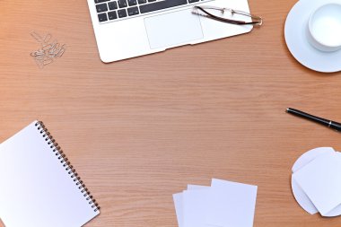 Ofis masaları ile laptop, not defteri. Yukarıdan kopya alanı ile göster