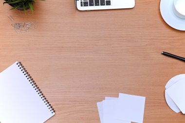 Ofis masaları ile laptop, not defteri. Yukarıdan kopya alanı ile göster