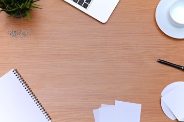 Ofis masaları ile laptop, not defteri. Yukarıdan kopya alanı ile göster