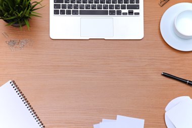 Ofis masaları ile laptop, not defteri. Yukarıdan kopya alanı ile göster