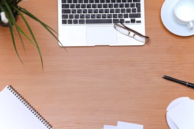 Ofis masaları ile laptop, not defteri. Yukarıdan kopya alanı ile göster